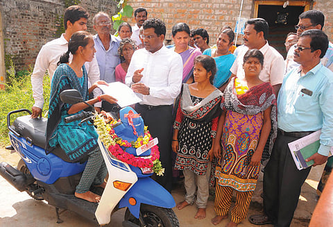 பெற்றோரை இழந்து வறுமையில் தவிக்கும் 3 சகோதரிகளுக்கு பசுமை வீடு - கலெக்டர் கே.எஸ்.கந்தசாமி தொடங்கி வைத்தார்