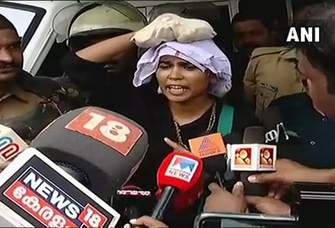 பெண்ணியவாதி ரஹானா பாத்திமாவை பாதுகாப்புடன் கொச்சி அழைத்து செல்கிறது போலீஸ்