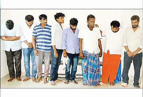 விழுப்புரத்தில் பரபரப்பு: பணம் வைத்து சூதாடிய அரசு அதிகாரி உள்பட 9 பேர் கைது : ரூ.2 லட்சம் பறிமுதல்