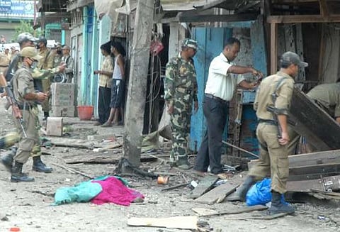 மணிப்பூரில் மத்திய ரிசர்வ் போலீஸ் படை வாகனம் மீது வெடிகுண்டு வீச்சு; வீரர் பலி