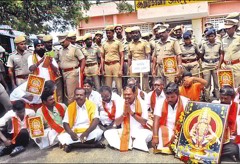 சபரிமலையில் பெண்களுக்கு அனுமதி: ஆறுமுகநேரியில், இந்து மக்கள் கட்சியினர் ரெயில் மறியலுக்கு முயற்சி அர்ஜூன் சம்பத் உள்பட 17 பேர் கைது