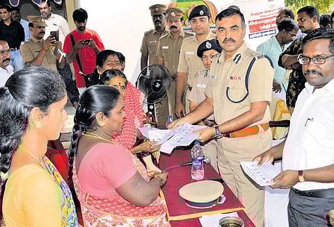 பெரவள்ளூரில் டெங்கு காய்ச்சல் விழிப்புணர்வு முகாம் துண்டு பிரசுரங்கள் வழங்கப்பட்டன