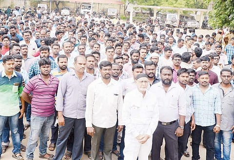 ‘வெல்டிங்’ தொழிலாளர்கள் வேலைநிறுத்தம் நீடிப்பு: பாய்லர் ஆலையில் ரூ.1000 கோடி உற்பத்தி பாதிப்பு