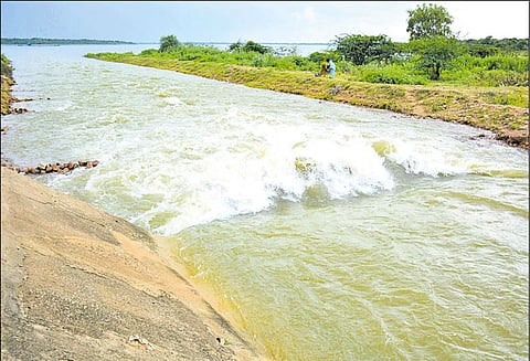 கண்டலேறு அணையில் இருந்து 23 நாட்களில் பூண்டி ஏரிக்கு 1¼ டி.எம்.சி. கிருஷ்ணா நதிநீர் வந்தது