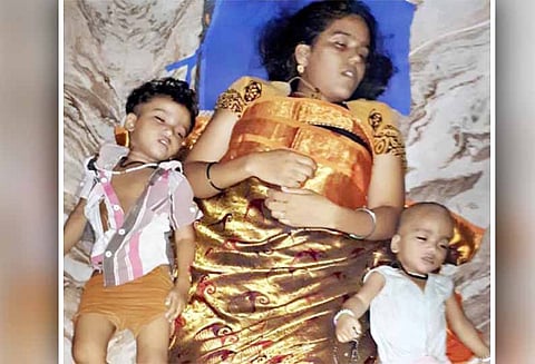 வருசநாடு அருகே, குடும்ப தகராறில் 2 குழந்தைகளை கொன்று தாய் தற்கொலை