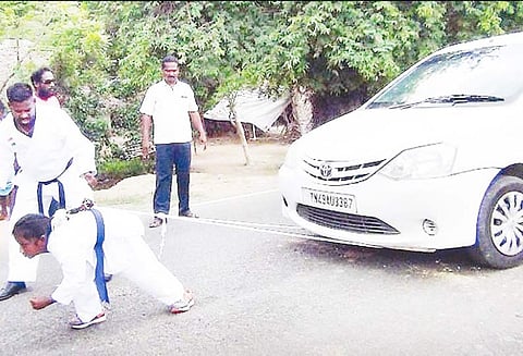 கின்னஸ் சாதனைக்காக தலைமுடியால் காரை 100 மீட்டர் தூரம் இழுத்த 3-ம் வகுப்பு மாணவி
