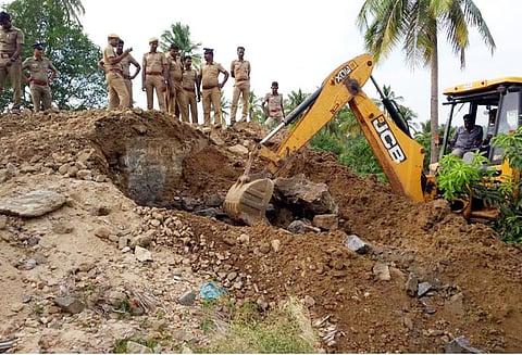 செயற்கை மணல் தயாரிப்பு தொட்டிகளை அழிக்கும் பணி போலீஸ் பாதுகாப்புடன் தொடங்கியது