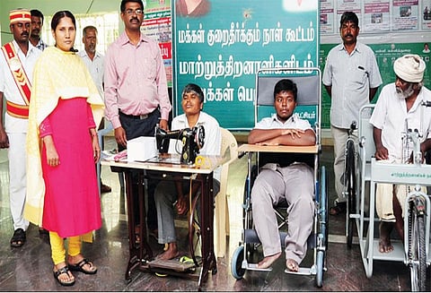 தர்மபுரியில் குறைதீர்க்கும் நாள் கூட்டம்: பயனாளிகளுக்கு நலத்திட்ட உதவிகள் - கலெக்டர் மலர்விழி வழங்கினார்