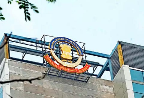 ராகேஷ் அஸ்தானா- அலோக் வர்மா அதிகார மோதலால் 14 சிபிஐ அதிகாரிகள் பணியிட மாற்றம்