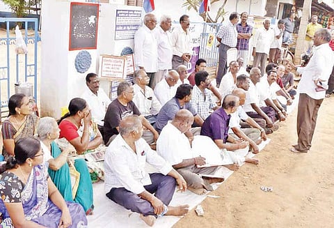 தஞ்சையில் 12 நாட்களாக நடந்த முன்னாள் படைவீரர்களின் காத்திருப்பு போராட்டம் ஒத்திவைப்பு