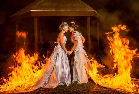 ஆடையில் தீவைத்து கொண்டு லெஸ்பியன் திருமணம்