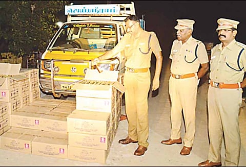 புதுச்சேரியில் இருந்து விழுப்புரத்திற்கு மினிலாரியில் கடத்திய 2,400 மதுபாட்டில்கள் பறிமுதல் டிரைவர் கைது; 3 பேர் தப்பி ஓட்டம்