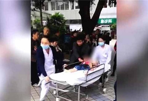 மழலையர் பள்ளி ஒன்றில் நுழைந்த பெண் கத்தியால் 14 குழந்தைகளை வெட்டினார்