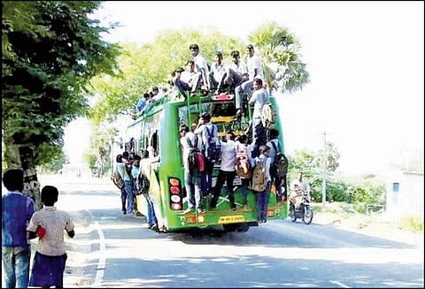 பெரம்பலூர் மாவட்டம், மாணவர்கள் ஆபத்தான பயணம்