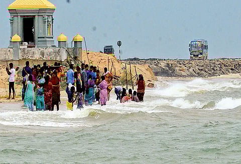 தனுஷ்கோடி நடுக்கடலில் புதிதாக உருவான மணல் திட்டு; சுற்றுலா பயணிகள் ஆச்சரியத்துடன் பார்த்தனர்