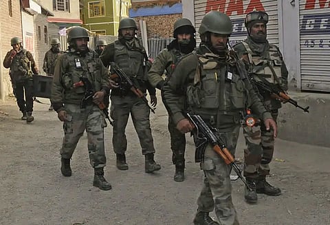 பாதுகாப்பு படையினருடன் மோதல்: காஷ்மீரில் 2 பயங்கரவாதிகள் சாவு