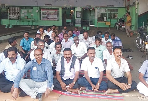 தீபாவளிக்கு முன்பணம் கேட்டு போக்குவரத்து தொழிலாளர்கள் போராட்டம்