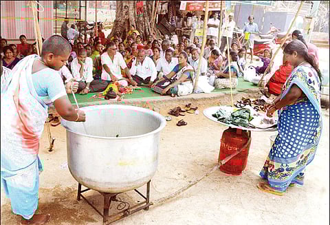 சத்துணவு ஊழியர்கள் 2-வது நாளாக காத்திருப்பு போராட்டம் சமையல் செய்து சாப்பிட்டனர்