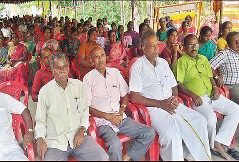 தர்மபுரி கலெக்டர் அலுவலகம் முன்பு சத்துணவு ஊழியர்கள் 2-வது நாளாக காத்திருப்பு போராட்டம்