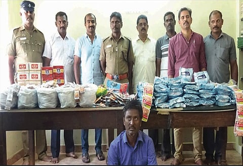 ராசிபுரத்தில் பேன்சி ஸ்டோர், வீட்டில் பதுக்கிய ரூ.2 லட்சம் குட்கா பறிமுதல் - வியாபாரி கைது