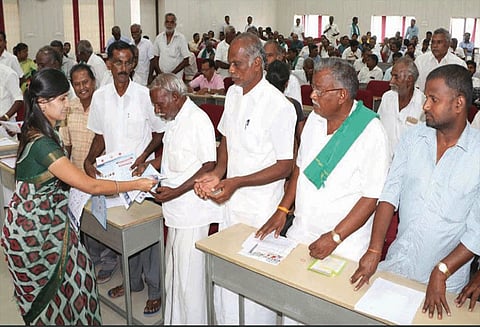 மயில், காட்டுப்பன்றி அட்டகாசத்தால் கரும்பு, சோளப்பயிர் சேதம் - குறை தீர்க்கும் கூட்டத்தில் விவசாயிகள் புகார்