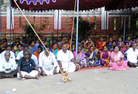 புதுக்கோட்டை கலெக்டர் அலுவலகம் முன்பு 3-வது நாளாக சத்துணவு ஊழியர்கள் காத்திருப்பு போராட்டம்