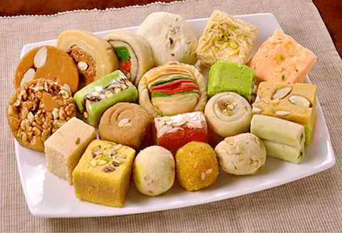 இனிப்பு, கார பண்டங்களை தயாரிப்பவர்களும், விற்பவர்களும் உணவு பாதுகாப்பு துறையில் பதிவு செய்ய வேண்டும் - அதிகாரி தகவல்