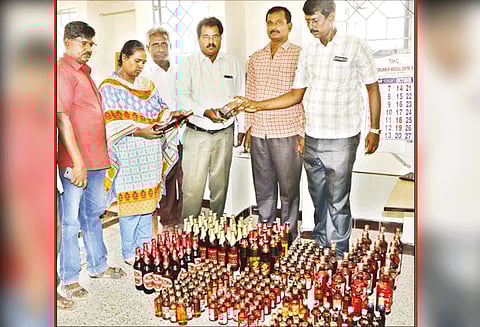 தஞ்சை நகரில் உரிமம் இன்றி செயல்பட்ட 8 டாஸ்மாக் பார்களில் அதிகாரிகள் திடீர் சோதனை ரூ.50 ஆயிரம் மதிப்புள்ள மதுபாட்டில்கள் பறிமுதல்