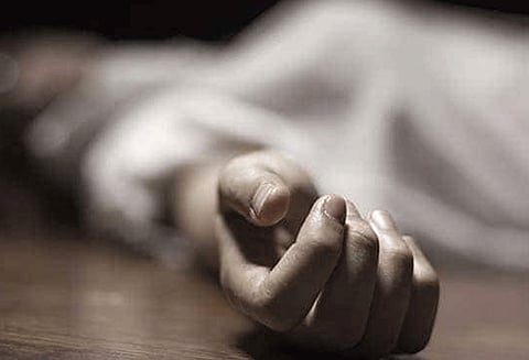 சாலையை கடக்க முயன்றபோது கார் மோதி பெண் பலி