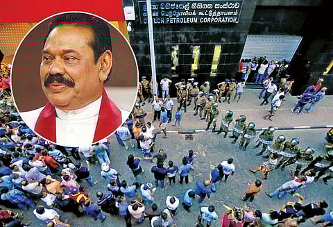 கொழும்பு நகரில் ராணுவம் குவிப்பு இலங்கை அரசியலில் உச்சக்கட்ட மோதல் ராஜபக்சேயை பிரதமராக ஏற்க சபாநாயகர் மறுப்பு