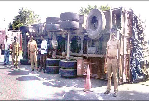 சோளிங்கர் அருகே ரூ.10 லட்சம் பட்டாசுடன் நடுரோட்டில் லாரி கவிழ்ந்தது