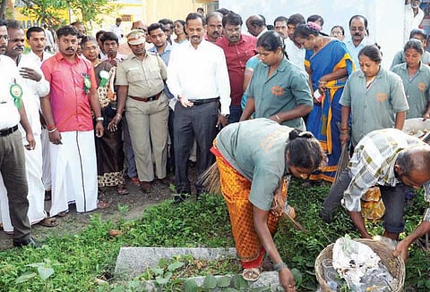 மகராஜகடையில் டெங்கு காய்ச்சல் தடுப்பு விழிப்புணர்வு முகாம் கலெக்டர் நேரில் ஆய்வு