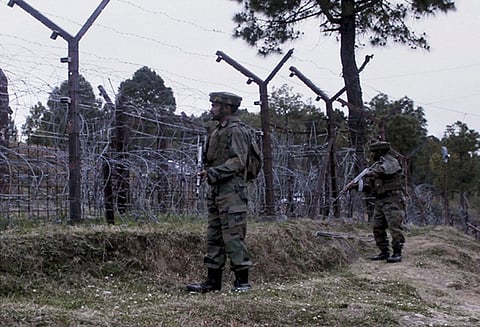 காஷ்மீர் எல்லை: பாகிஸ்தான் தாக்குதலுக்கு இந்திய வீரர்கள் பதிலடி