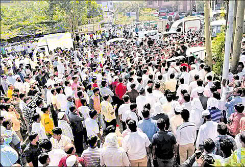 உபேர், ஓலா டிரைவர்கள் போராட்டத்தால் அந்தேரியில் கடும் போக்குவரத்து பாதிப்பு