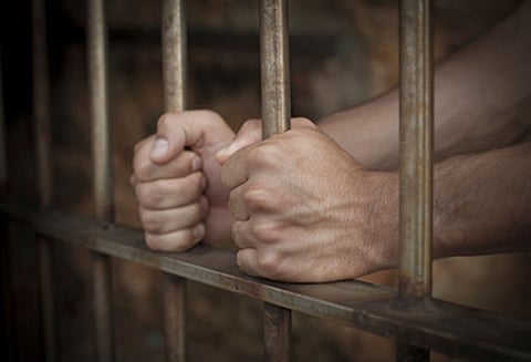 ரெயிலில் இருக்கையை ஆக்கிரமித்த தகராறு: போலீஸ்காரரை தாக்கிய 2 பேருக்கு தலா 1 நாள் ஜெயில்