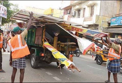 சேலம் மாநகராட்சி பகுதியில்: போக்குவரத்துக்கு இடையூறாக இருந்த விளம்பர பலகைகள் அகற்றம் - ரூ.1 லட்சம் அபராதம் வசூல்