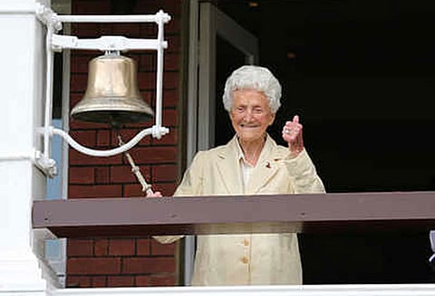 107-வது பிறந்த நாளை கொண்டாடிய கிரிக்கெட் வீராங்கனை