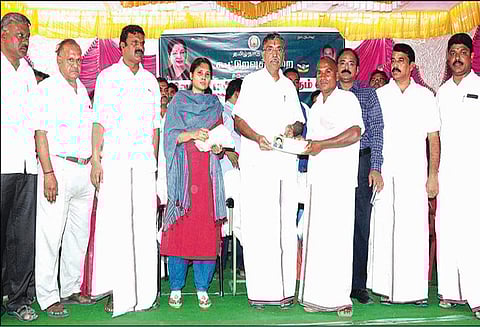 தர்மபுரி மாவட்டத்தில் நடப்பாண்டில் ரூ.183 கோடி பயிர்க்கடன் வழங்க இலக்கு நிர்ணயம் - அமைச்சர் கே.பி.அன்பழகன் தகவல்