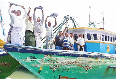 கன்னியாகுமரி, குளச்சலில் கடலுக்குள் படகில் நின்று மீனவர்கள் ஆர்ப்பாட்டம்