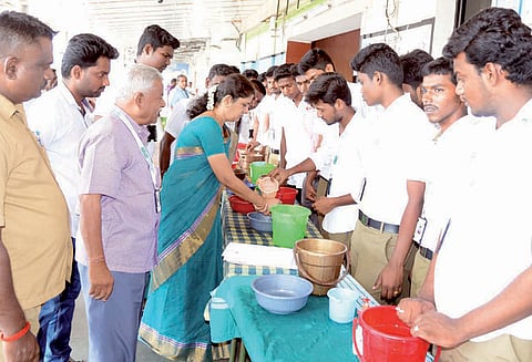 ஜங்ஷன் ரெயில் நிலையத்தில் பயணிகளுக்கு பன்றிக்காய்ச்சல்- கை கழுவுதல் விழிப்புணர்வு