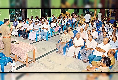 ‘பாதுகாப்பான முறையில் பட்டாசுகளை விற்பனை செய்யுங்கள்’ வியாபாரிகளுக்கு போலீஸ் சூப்பிரண்டு அறிவுரை