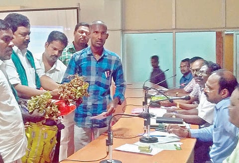 வங்கிகளில் பெற்ற விவசாய கடன்களை பாரபட்சமின்றி தள்ளுபடி செய்ய வேண்டும்