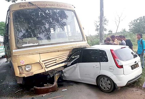 வில்லுக்குறி அருகே அரசு பஸ்-கார் மோதல்; சிவசேனா பிரமுகர் உள்பட 3 பேர் காயம்