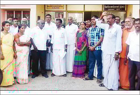 தாலுகா அலுவலகம் முன்பு வருவாய் கிராம ஊழியர் சங்கத்தினர் கவன ஈர்ப்பு ஆர்ப்பாட்டம்