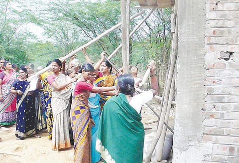 மதுக்கடைக்கு எதிராக போராட்டம்: கட்டிடத்தை பெண்கள் இடிக்க முயற்சி திருபுவனத்தில் பரபரப்பு