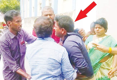 மாணவிகளிடம் சில்மிஷம் செய்த ஆசிரியர் கைது பெற்றோர் செருப்பால் அடித்ததால் பரபரப்பு