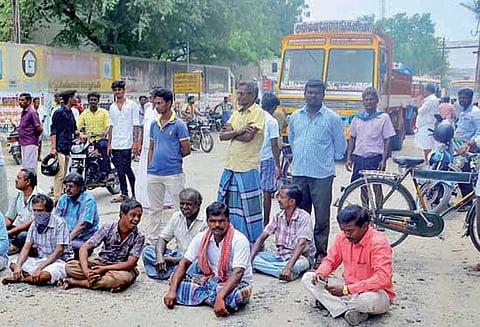 சாயல்குடி பகுதியில் சேதமடைந்த சாலைகளை சீரமைக்க கோரிக்கை