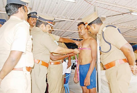 தஞ்சையில் 2–ம் நிலை போலீஸ்காரருக்கான உடற்தகுதி தேர்வு 592 பேர் பங்கேற்பு