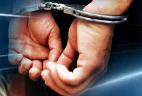 கவர்னர் வாகனத்தை முந்திச்செல்ல முயன்ற மாணவர்கள் உள்பட 7 பேர் கைது