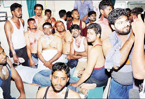 துமகூருவில் வெற்றி ஊர்வலத்தின்போது காங்கிரஸ் தொண்டர்கள் 25 பேர் மீது திராவகம் வீச்சு